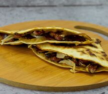 Кесадилья с копчёными колбасками