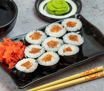 Маки с лососем