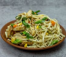 Wok из лапши с курицей гриль