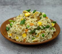 Wok из риса с курицей гриль