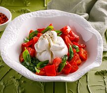 Буррата со спелыми томатами и печеными перцами