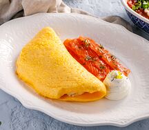 Омлет с лососем и сырным кремом