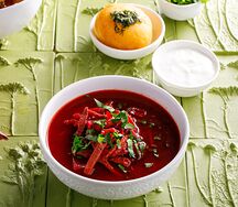 Борщ с чесночной пампушкой