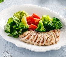 Куриная грудка с кремом из авокадо и овощами