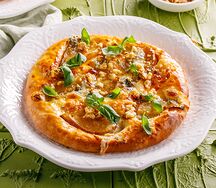 Хачапури с грушей, горгонзолой и грецким орехом