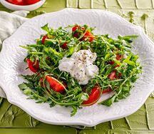 Салат со страчателлой, руколой и томатами