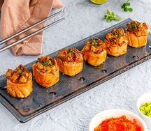 Ролл с обожженным лососем и угрем