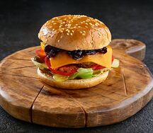 Бургер с говядиной и сладким луком