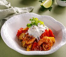 Салат с креветками, хрустящими баклажанами и фермерским сыром