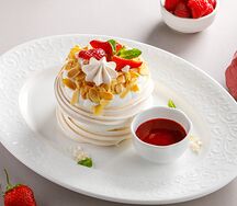 Безе со сливочным кремом и ягодным соусом