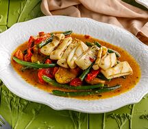 Кальмар на гриле с овощами