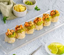 Ролл с креветкой и кремом из авокадо