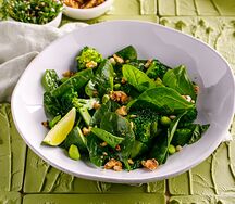 Зеленый салат с авокадо и брокколи