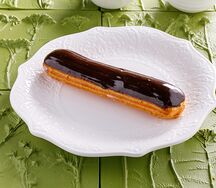 Эклер шоколадный