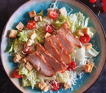 Салат Цезарь с курицей