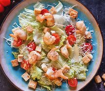 Салат Цезарь с креветками