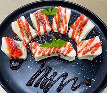 Сладкий ролл с клубничным соусом