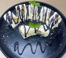 Сладкий ролл с шоколадным соусом