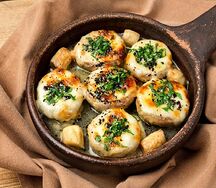 Жареные шампиньоны с сыром сулугуни