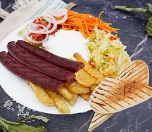 Хот-дог на тарелке