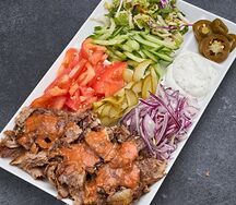 Шаверма из курицы на тарелке
