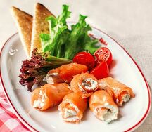 Рулетики из копченого лосося