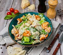 Салат Цезарь с креветками