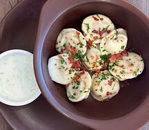 Пельмени с кроликом, беконом и сметано-чесночным соусом 