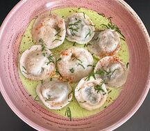 Вареники со шпинатом и соусом порей