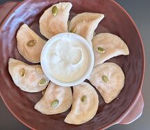 Вареники с тыквой и кедровыми орешками, со сливочным соусом