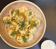 Пельмени индейка с луком и соусом 1000 островов 