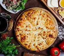 Осетинский пирог с курицей, сыром, грибами и жареным луком