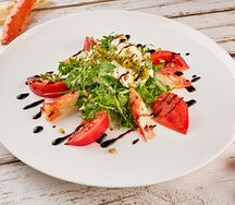 Салат с крабом, старчателлой и соусом песто
