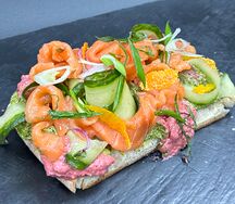 Брускетта пшеничная с лососем и муссом из свеклы