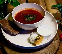 Борщ с прокрученным салом и ржаным хлебом