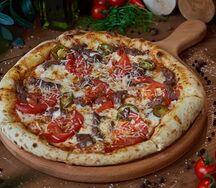 Пицца с говяжьей вырезкой и перцем халапеньо 