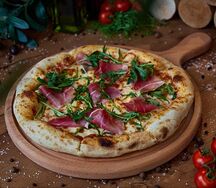 Пицца с пармской ветчиной и рукколой 