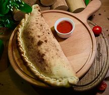 Закрытая пицца кальцоне с мясом 