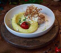 Котлеты из цыпленка с картофельным пюре и грибным соусом