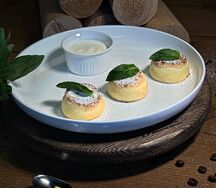 Сырники из рикотты со сметанной