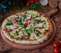 Пицца с лососем и соусом из цукини 