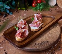 Брускетты с пармской ветчиной, сливочным сыром и медово-горчичной заправкой