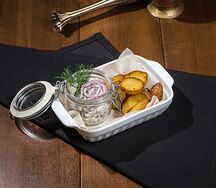Сельдь с луком и гренками