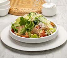 Салат Цезарь с курицей