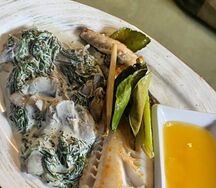 Угольная рыба с грибным соусом и шпинатом