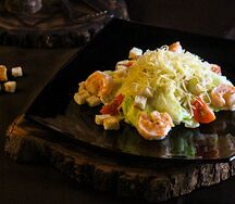 Салат Цезарь с креветками