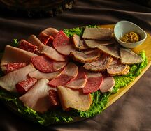 Мясная тарелка