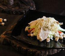 Салат Цезарь с курицей