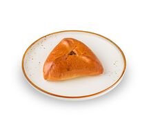 Пирожок с луком и яйцом