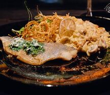 Филе дорадо с грибным ризотто из булгура и с грибами эноки